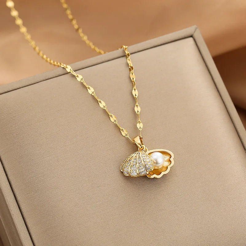 Collar Clásico de Perlas con Concha: Elegancia Versátil