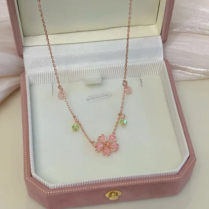 Collier de printemps floral de cerise exquis