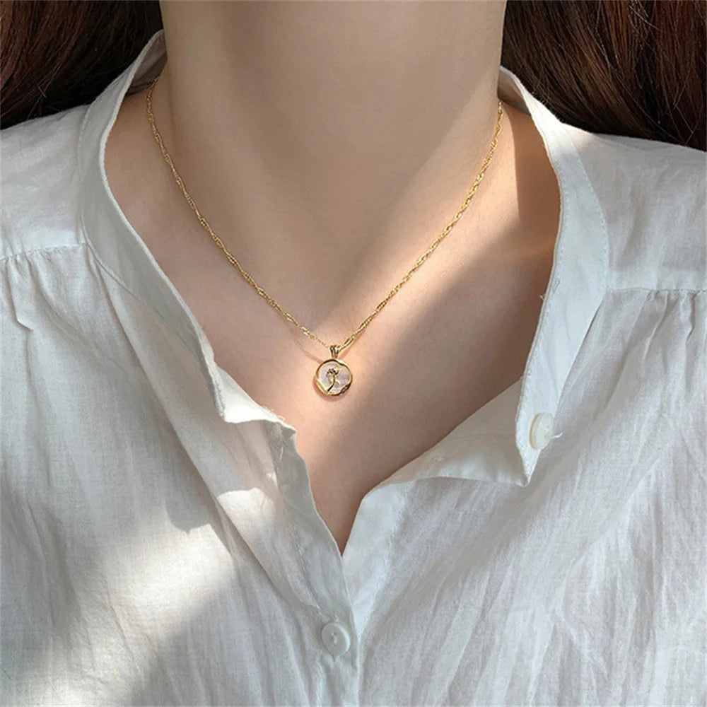 Collier français rétro avec pendentif rose en or