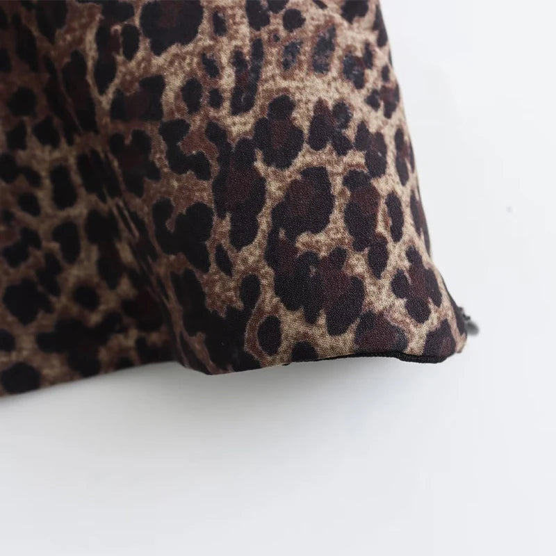 Blusa de Cetim Leopardo: Elegância Selvagem