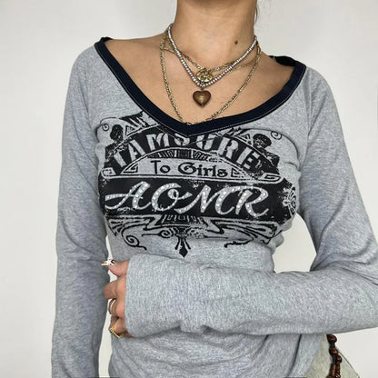 Elegancia Otoñal: Blusa de Manga Larga con Estilo V-Cuello y Estampado de Cartas - Dizzy Four