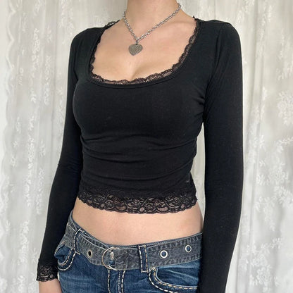 Encanto de Encaje Vintage - Blusa Crop Negra de Manga Larga Ajustada para Mujer