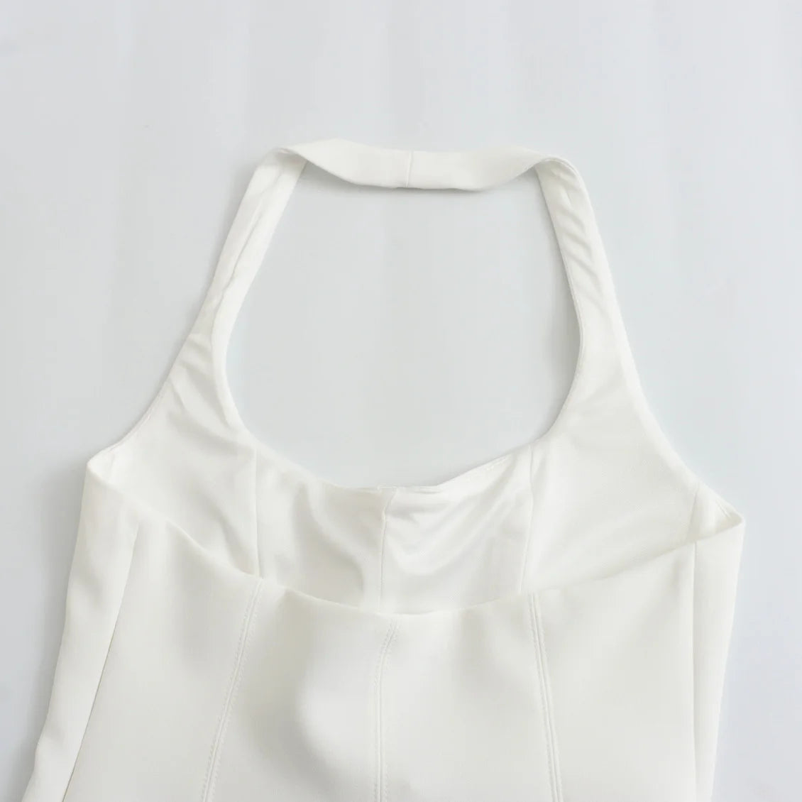 Blusa Glamour de Verão: Top Branco Halter Crop, Corte Sensual e Fresco para Mulheres Modernas