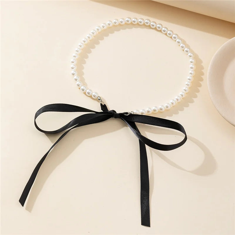 Collar de Cinta Negra con Perlas Blancas: Elegancia en tu Look - Dizzy Four