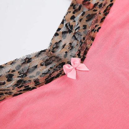 Camiseta Crop Top Rosa con Estampado Animal y Cuello de Leopardo