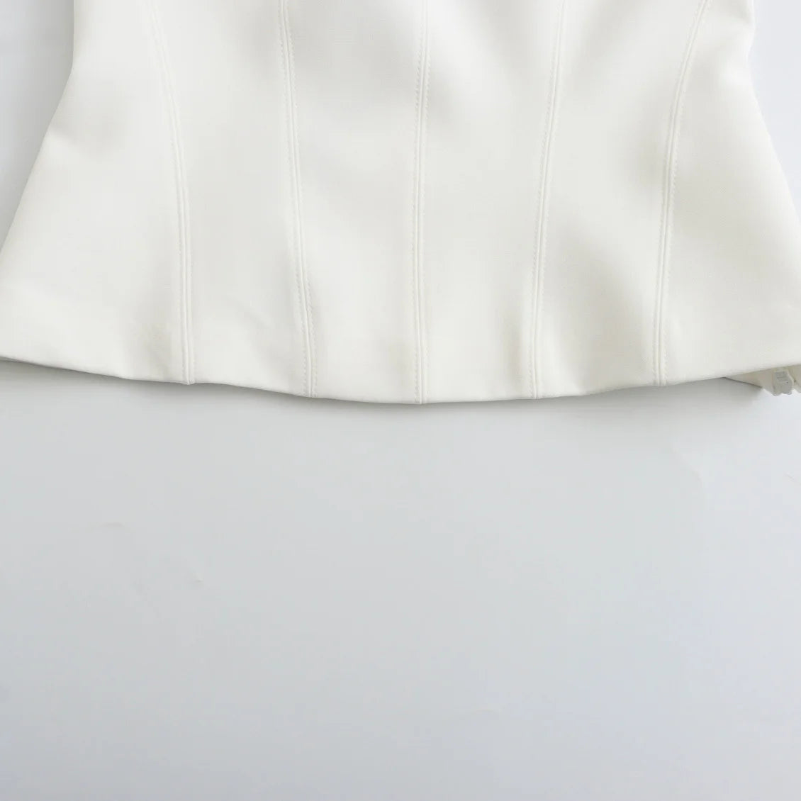 Blusa Estival Glamour: Crop Top Halter Blanco, Corte Sensual y Fresco para Mujeres Modernas