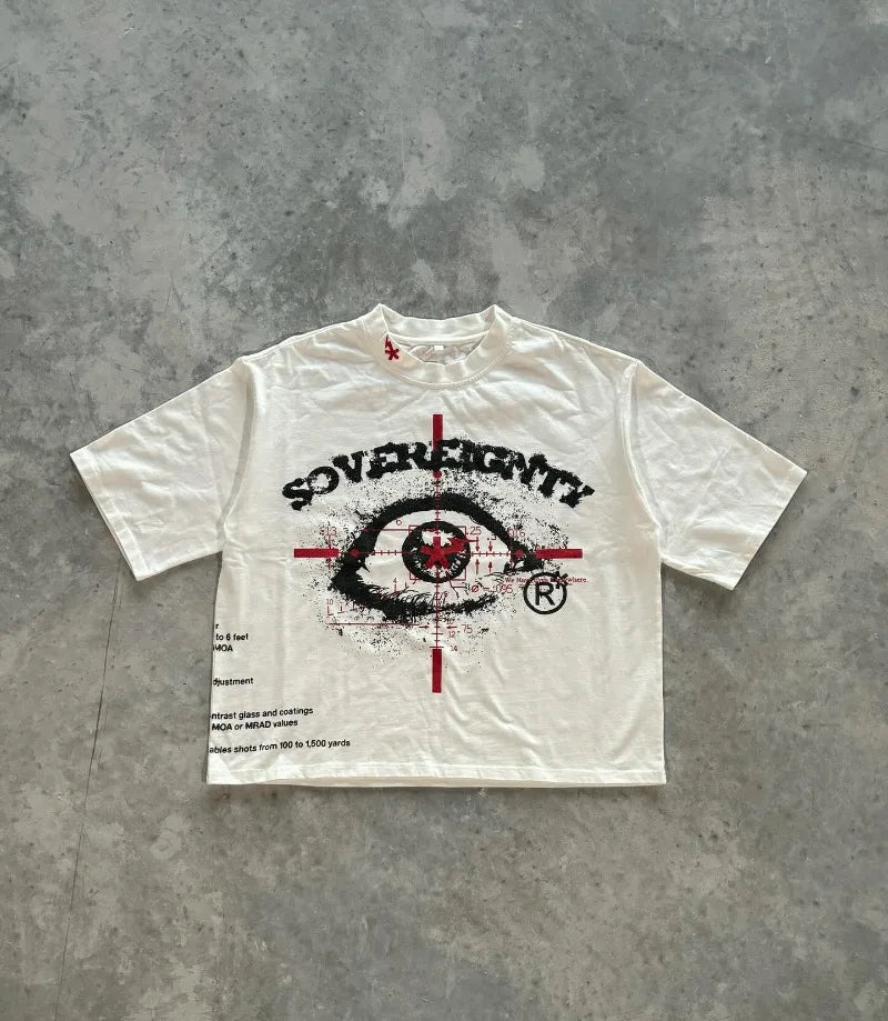 Camiseta gótica oversized com olhos grandes e estampa de letras