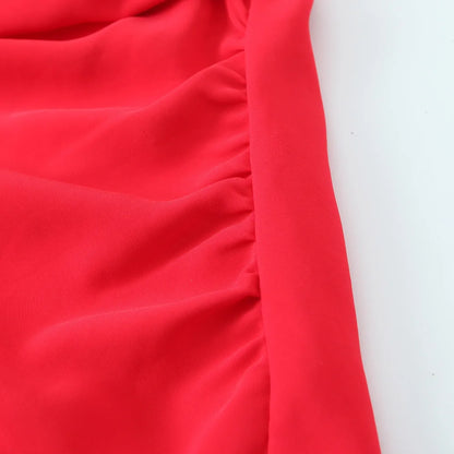 Robe rouge sans manches avec dos ouvert et bretelles