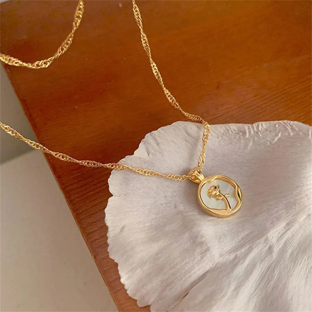 Collier français rétro avec pendentif rose en or