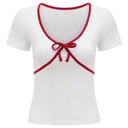 T-shirt blanc avec noeud rouge rétro : élégance et fraîcheur