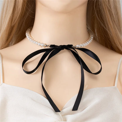 Collar de Cinta Negra con Perlas Blancas: Elegancia en tu Look - Dizzy Four