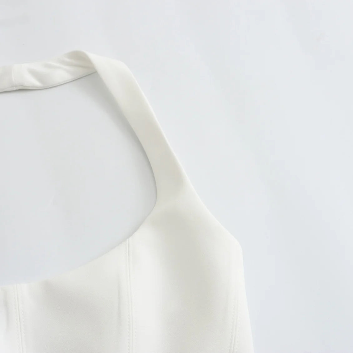 Blusa Estival Glamour: Crop Top Halter Blanco, Corte Sensual y Fresco para Mujeres Modernas