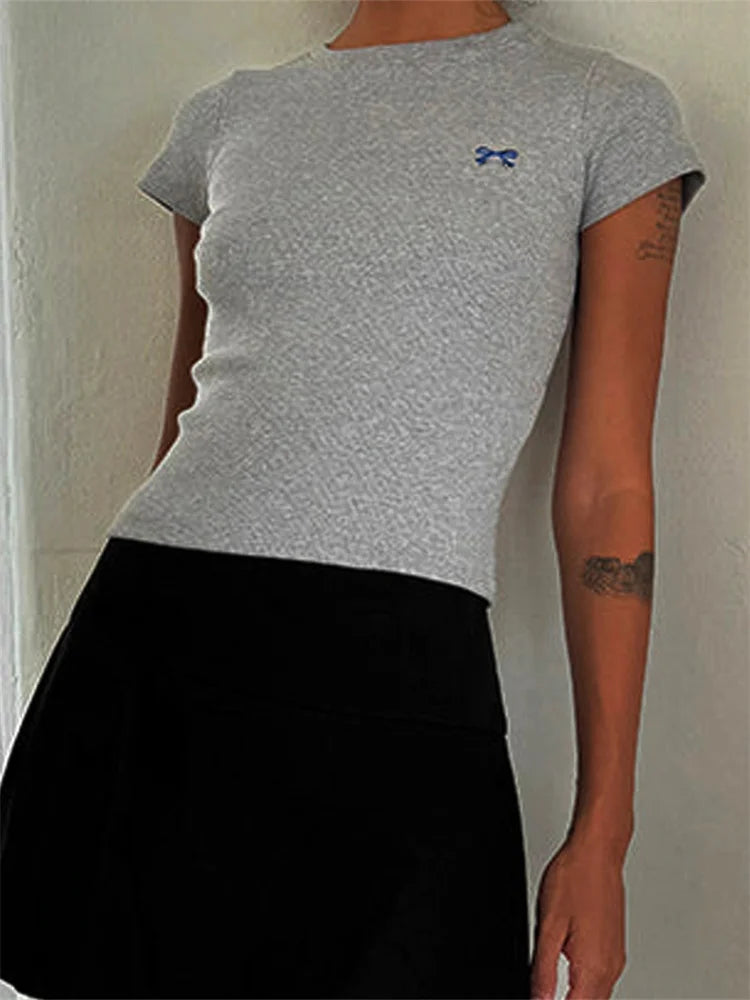 Encanto Veraniego - Camiseta Crop Top Mujer con Detalle de Lazos Bordados