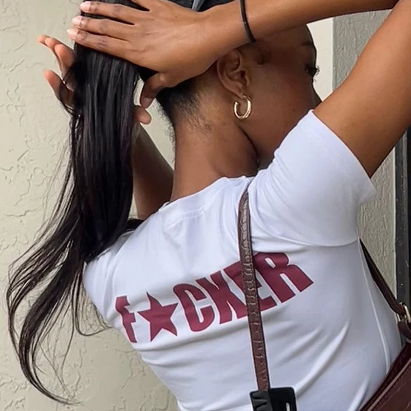 Camiseta Corta Letras Femenina: Estilo Retro y Sensual