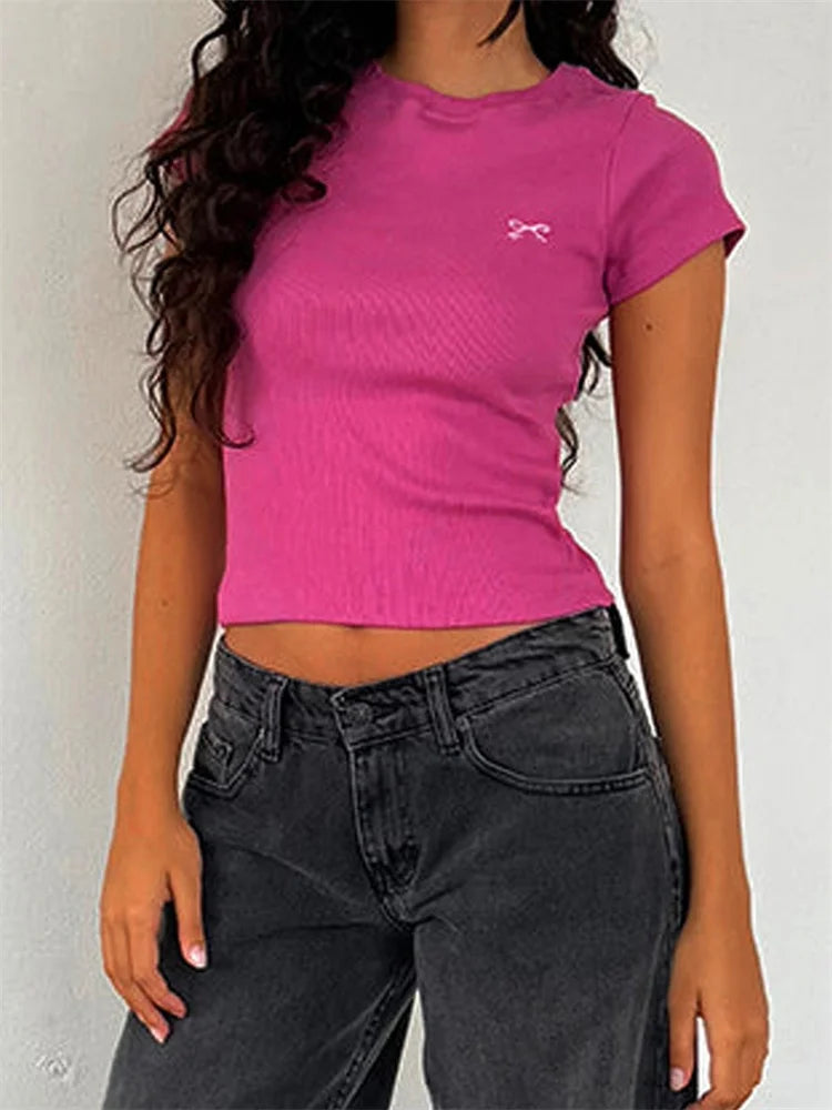 Summer Charm – Camiseta Feminina Crop Top com Detalhe de Laço Bordado