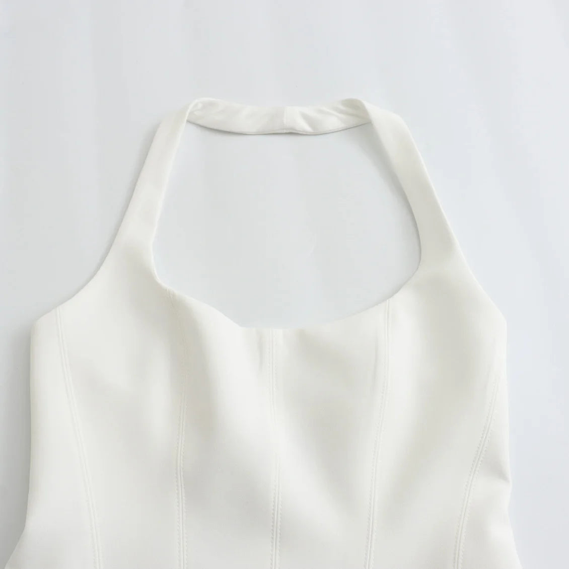 Blusa Estival Glamour: Crop Top Halter Blanco, Corte Sensual y Fresco para Mujeres Modernas