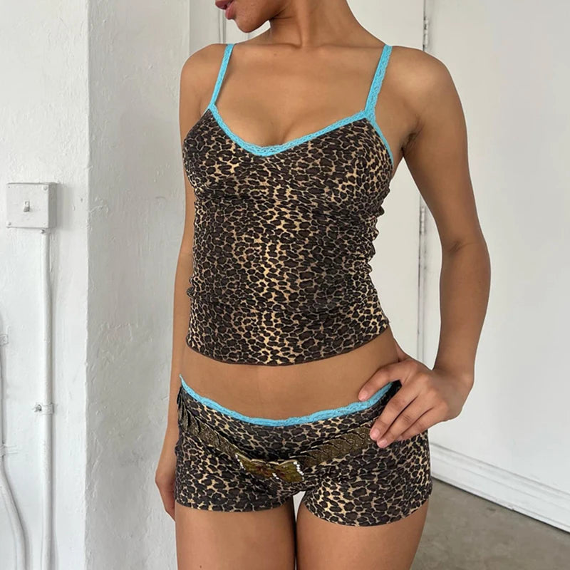 Roupa com estampa de leopardo da Rave Party dos anos 90 – blusa de renda e shorts combinando