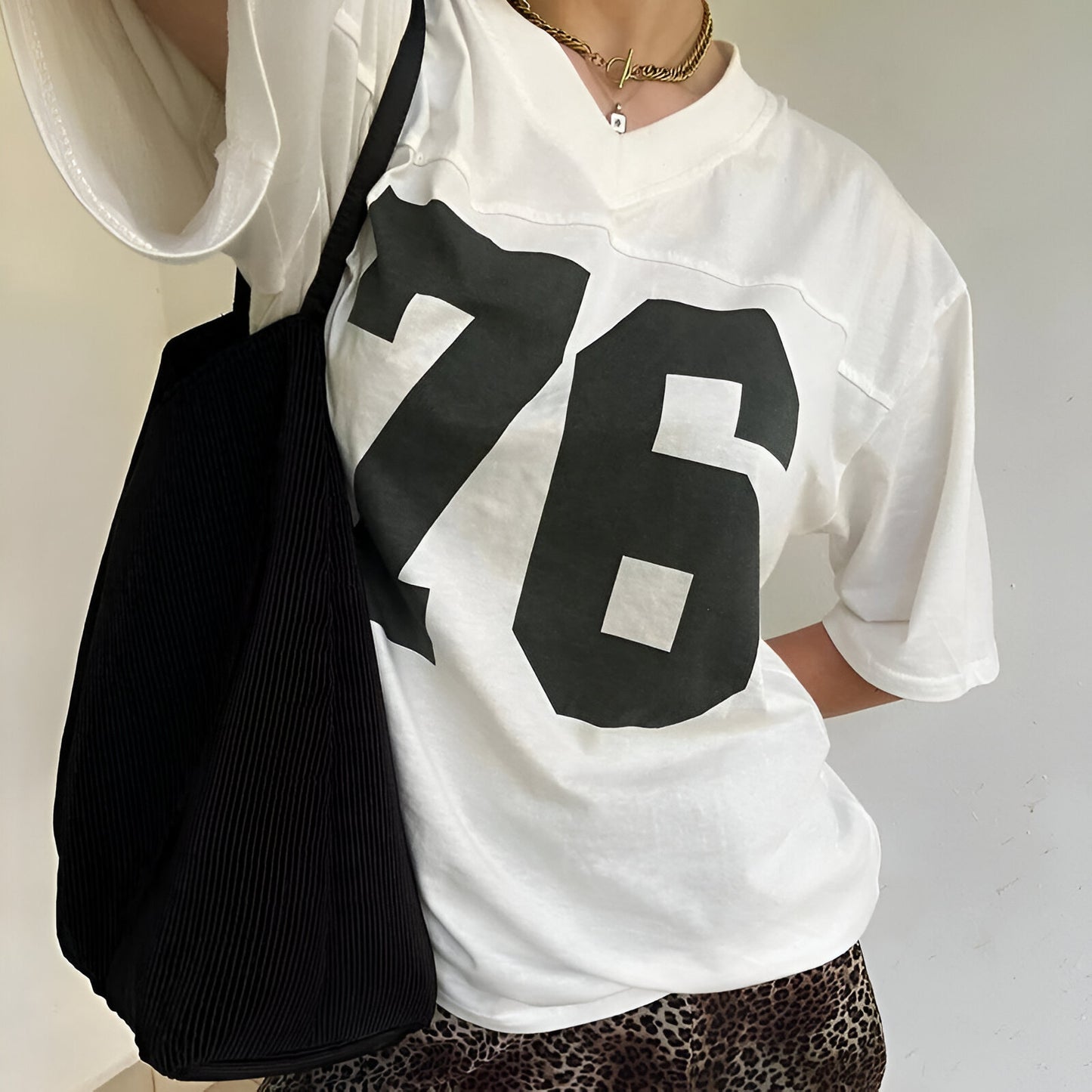 T-shirt oversize chic à col en V