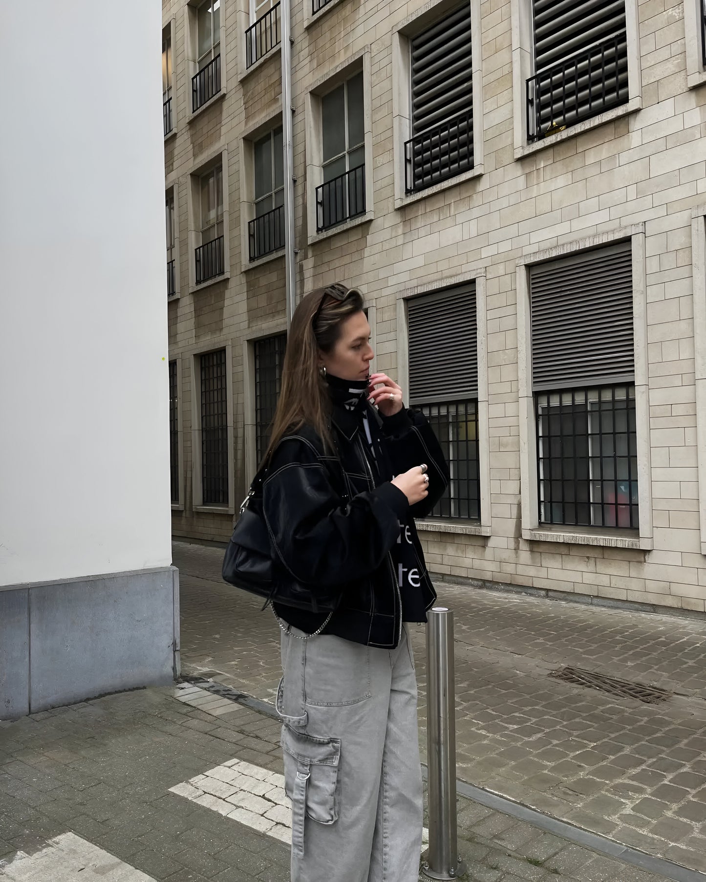 Manteau en cuir rouge avec fermeture éclair et poches