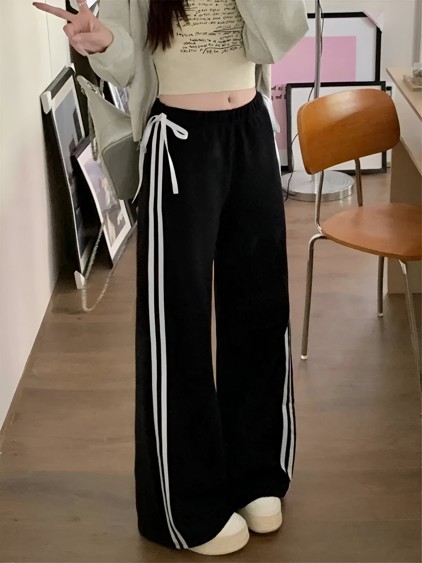 Pantalon de sport à rayures contrastées : style rétro américain avec une touche kawaii