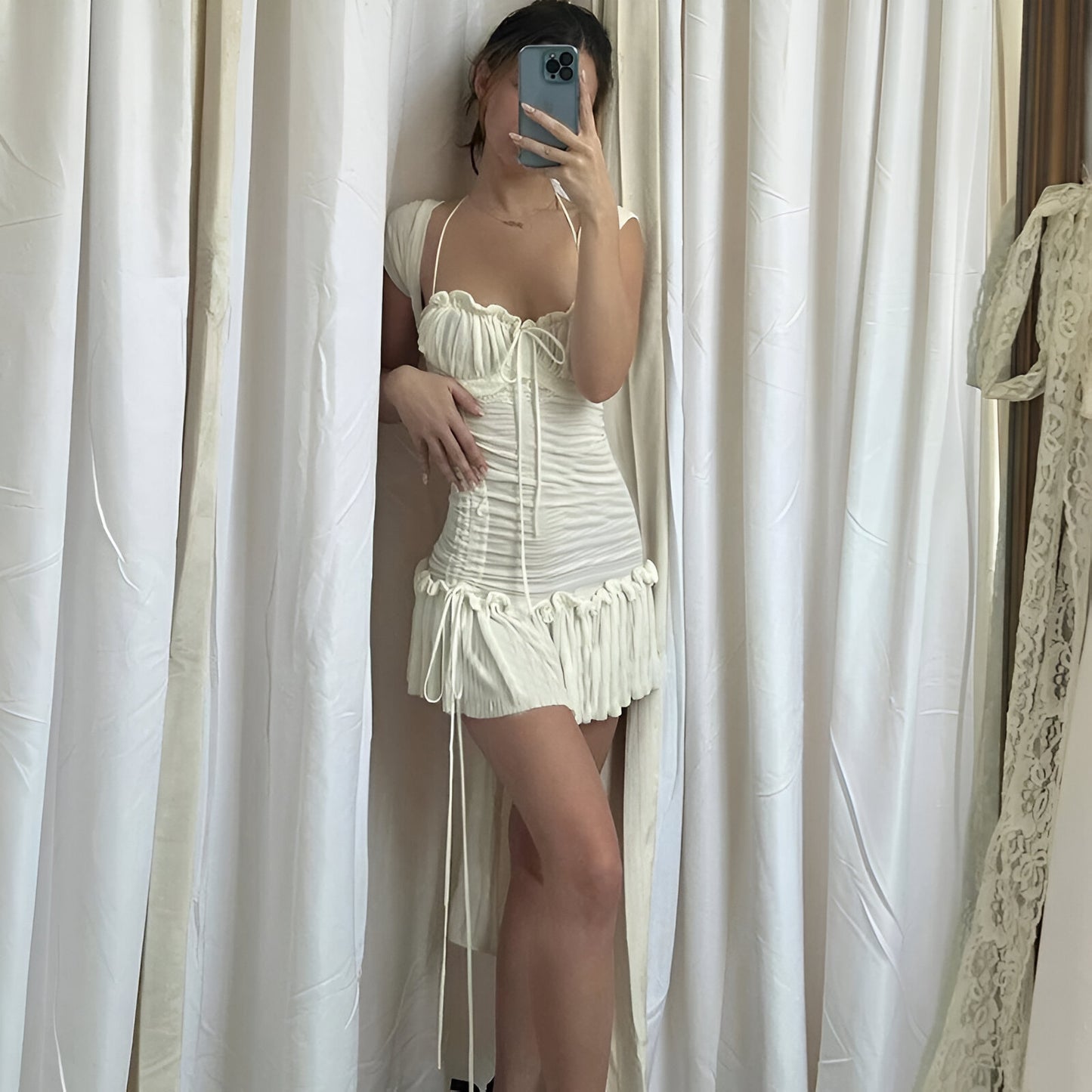 Charme de verão: Minivestido branco drapeado com toque vintage