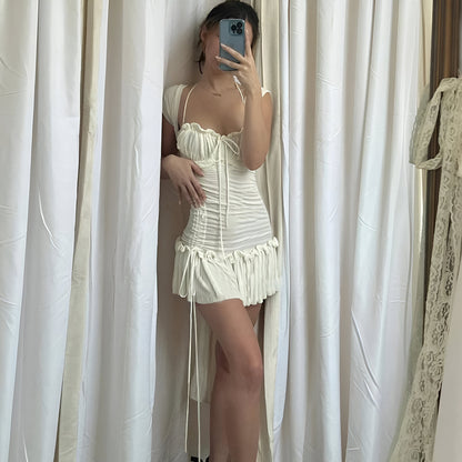 Charme de verão: Minivestido branco drapeado com toque vintage