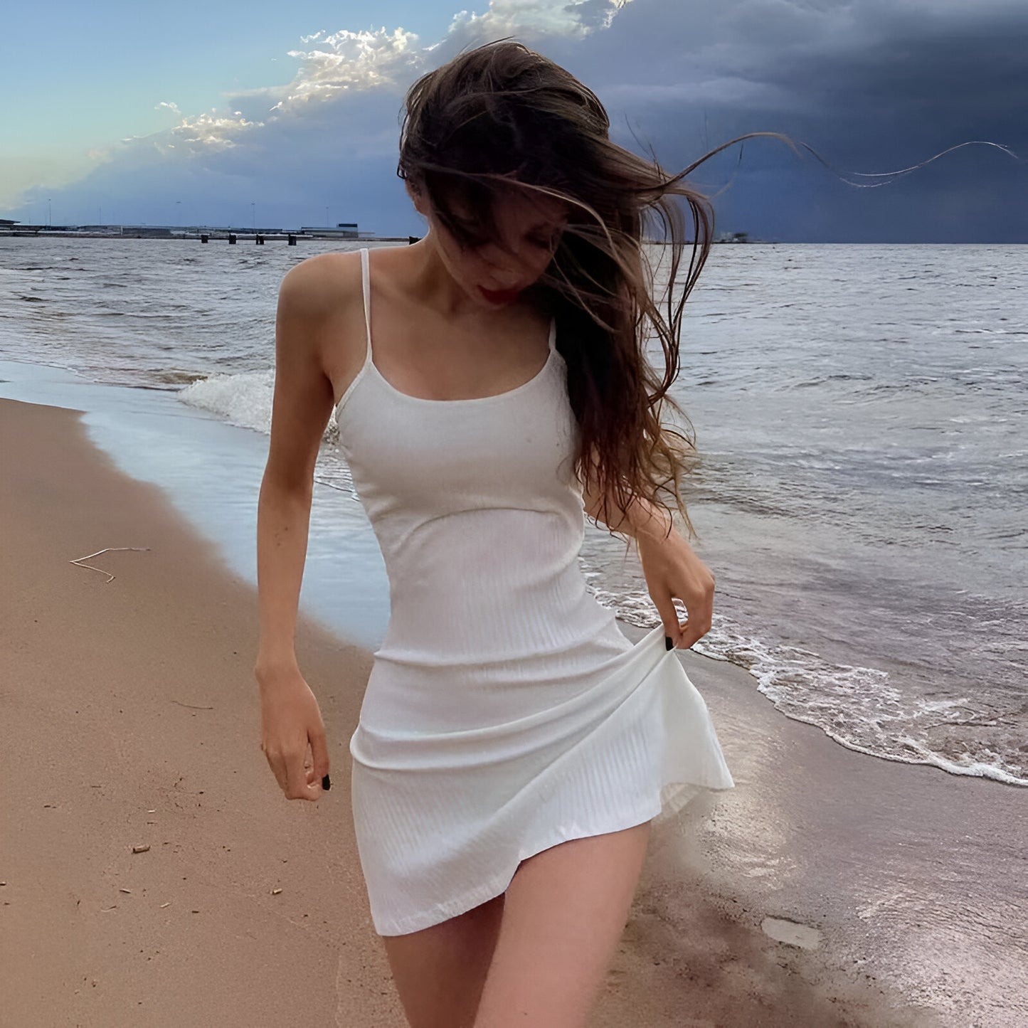 Belleza Veraniega: Vestido Blanco de Espaguetis sin Mangas estilo A-Line