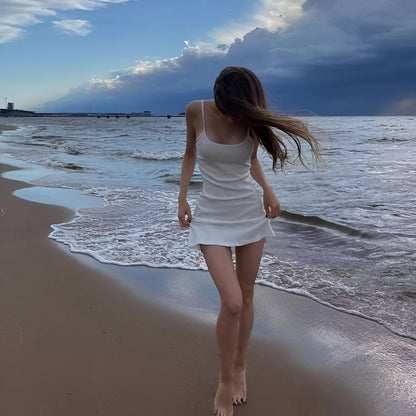 Beleza de verão: vestido branco espaguete sem mangas em linha A