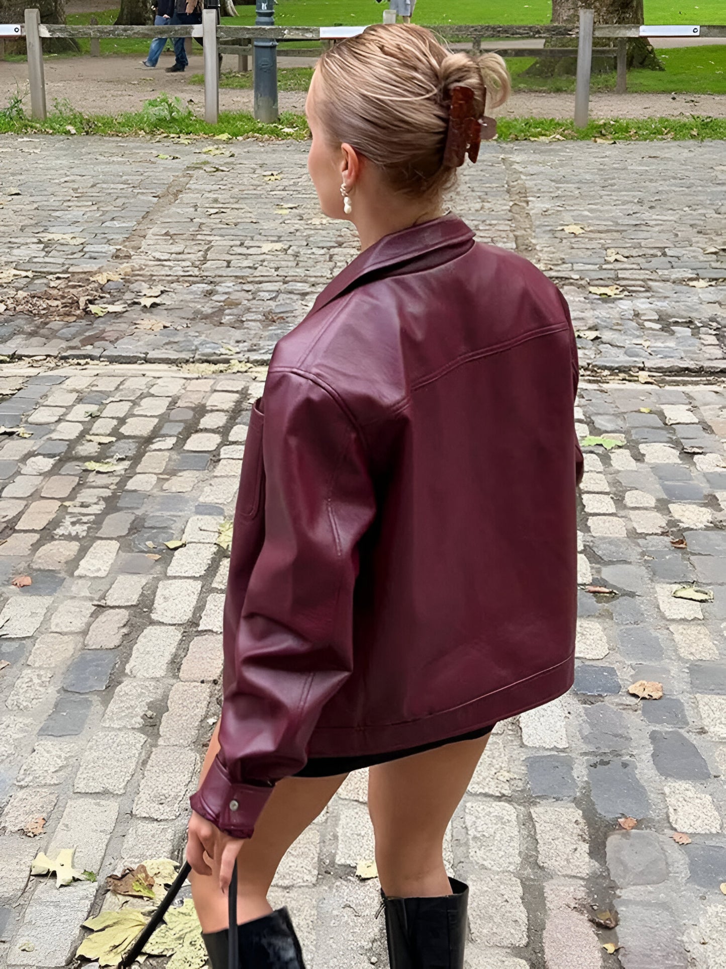 Manteau en cuir rouge avec fermeture éclair et poches