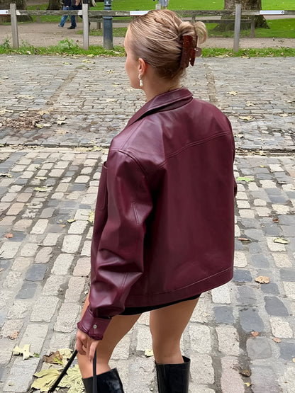 Manteau en cuir rouge avec fermeture éclair et poches