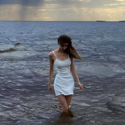 Beleza de verão: vestido branco espaguete sem mangas em linha A