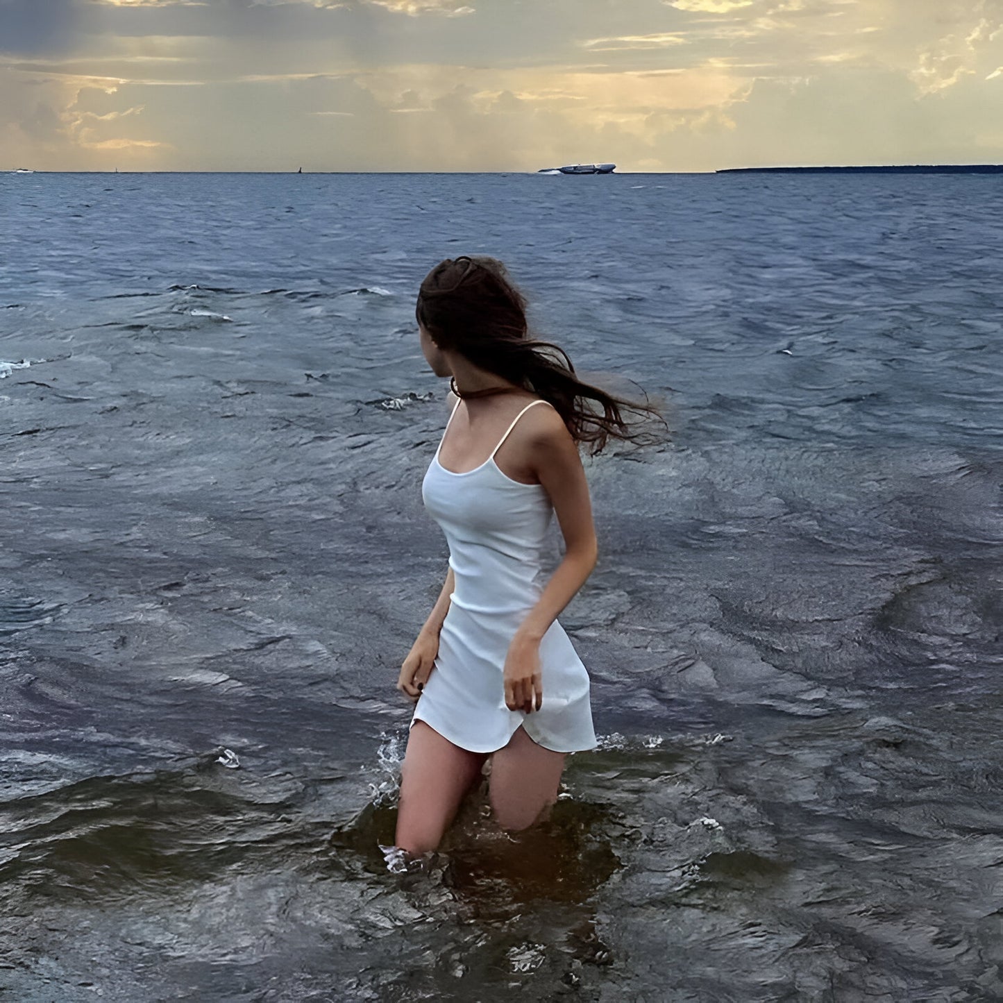 Beleza de verão: vestido branco espaguete sem mangas em linha A