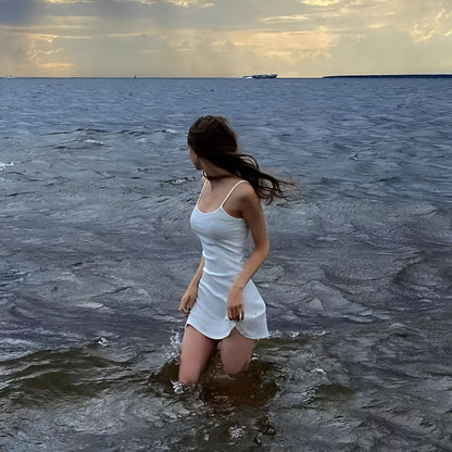 Beleza de verão: vestido branco espaguete sem mangas em linha A