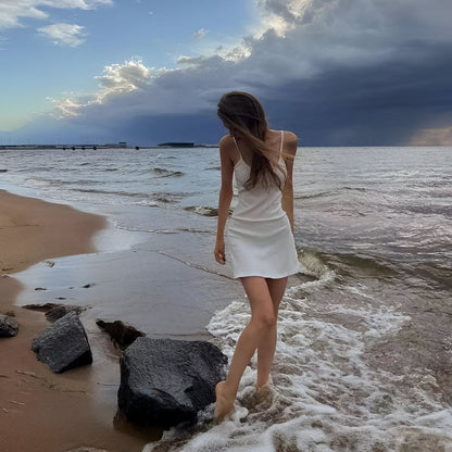 Beleza de verão: vestido branco espaguete sem mangas em linha A