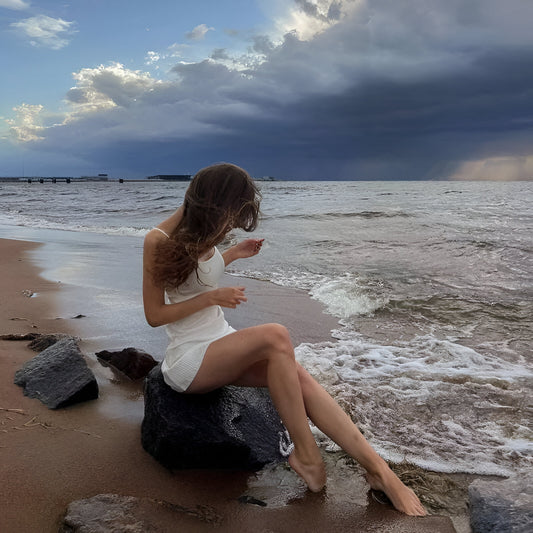 Beauté d'été : robe trapèze blanche sans manches à spaghetti