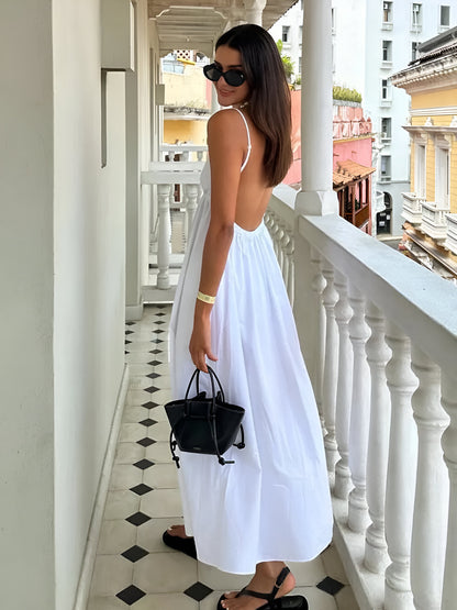 Vestido de verão branco sem costas