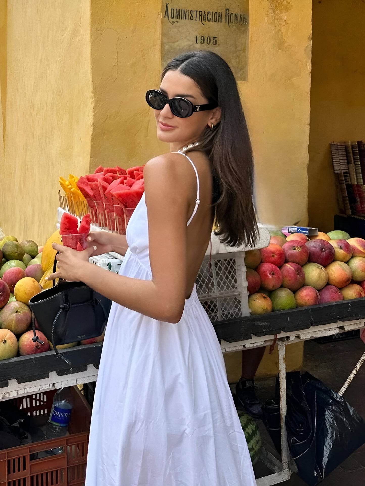 Vestido de verão branco sem costas