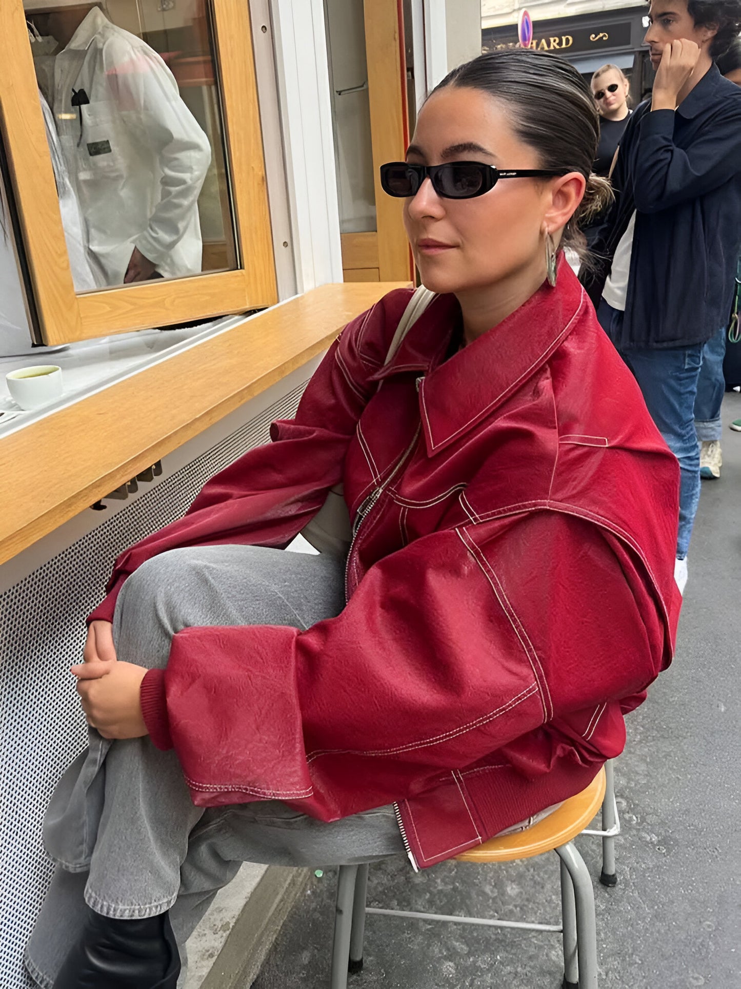 Manteau en cuir rouge avec fermeture éclair et poches