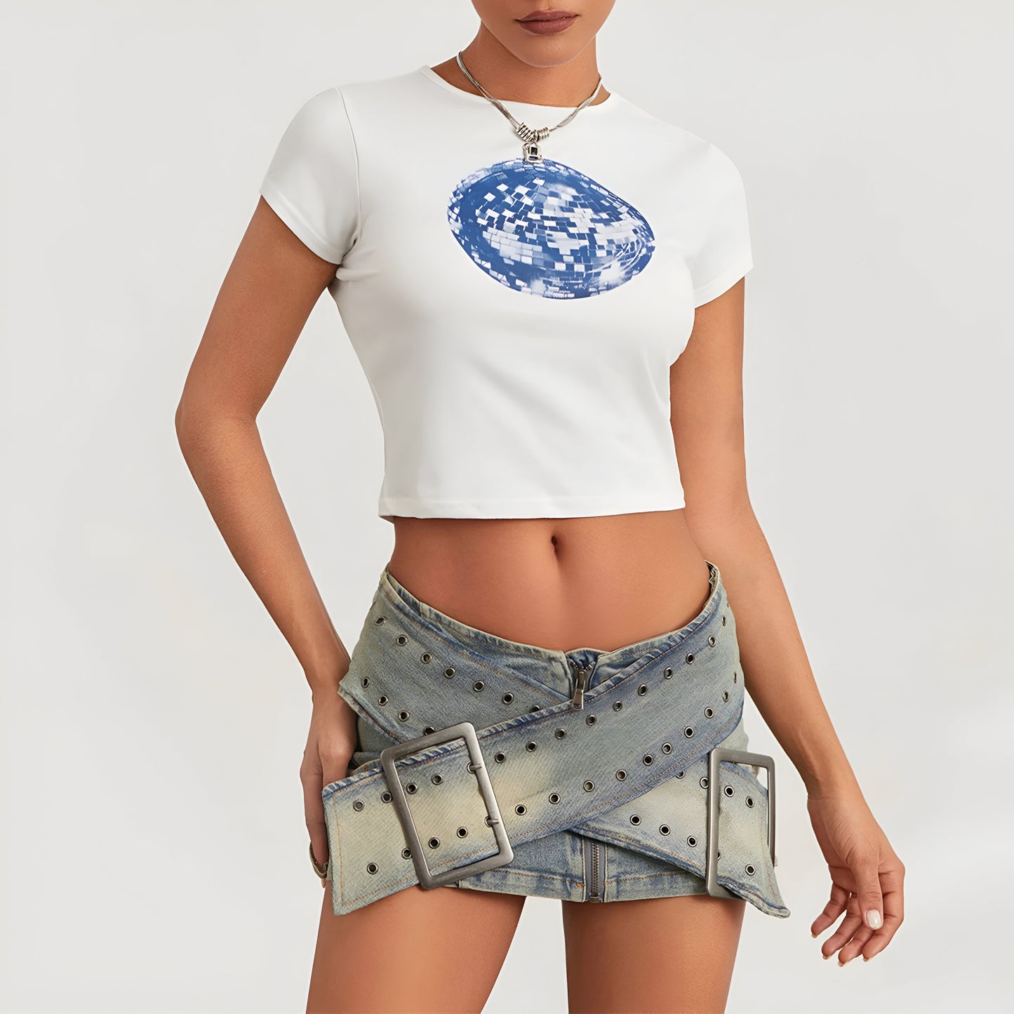 Charme de Verão: Camiseta Cropped com Estampa Fantástica