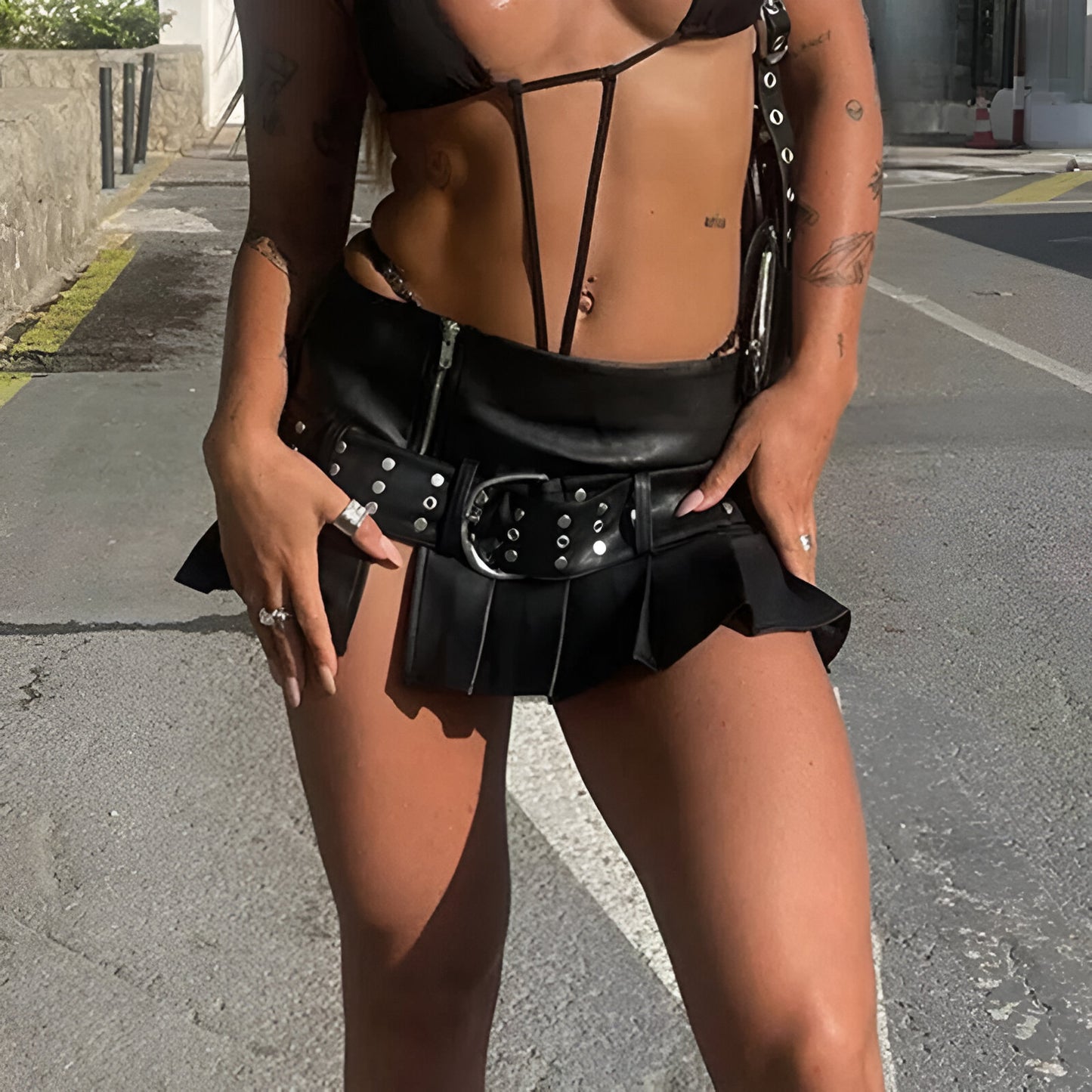 Fascinante jupe trapèze courte en simili cuir avec ceinture pour femme