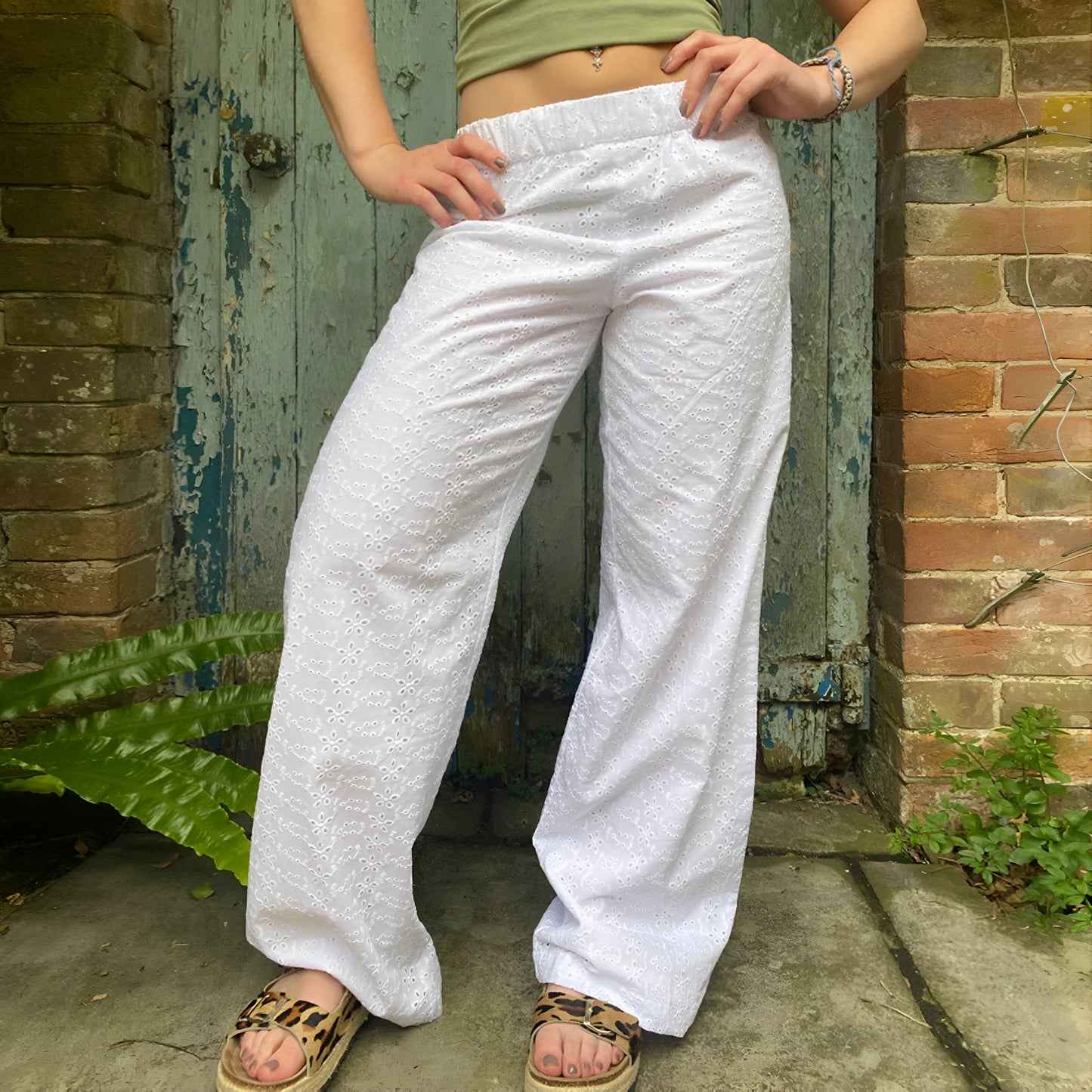 pantalon baggy vintage Y2K avec détails floraux