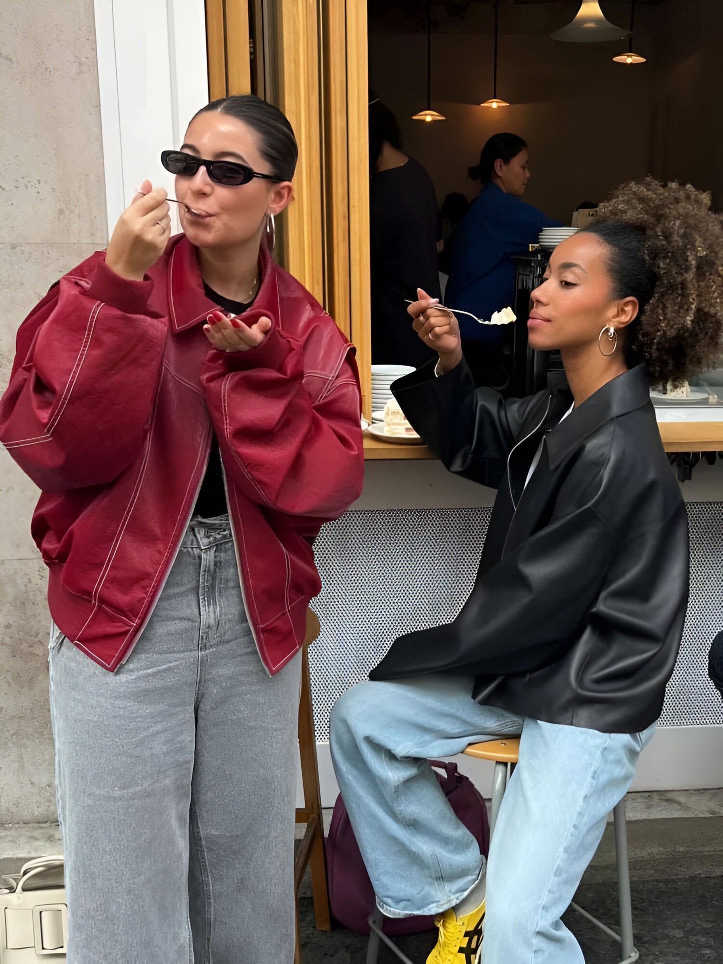 Manteau en cuir rouge avec fermeture éclair et poches