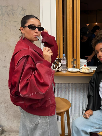 Manteau en cuir rouge avec fermeture éclair et poches