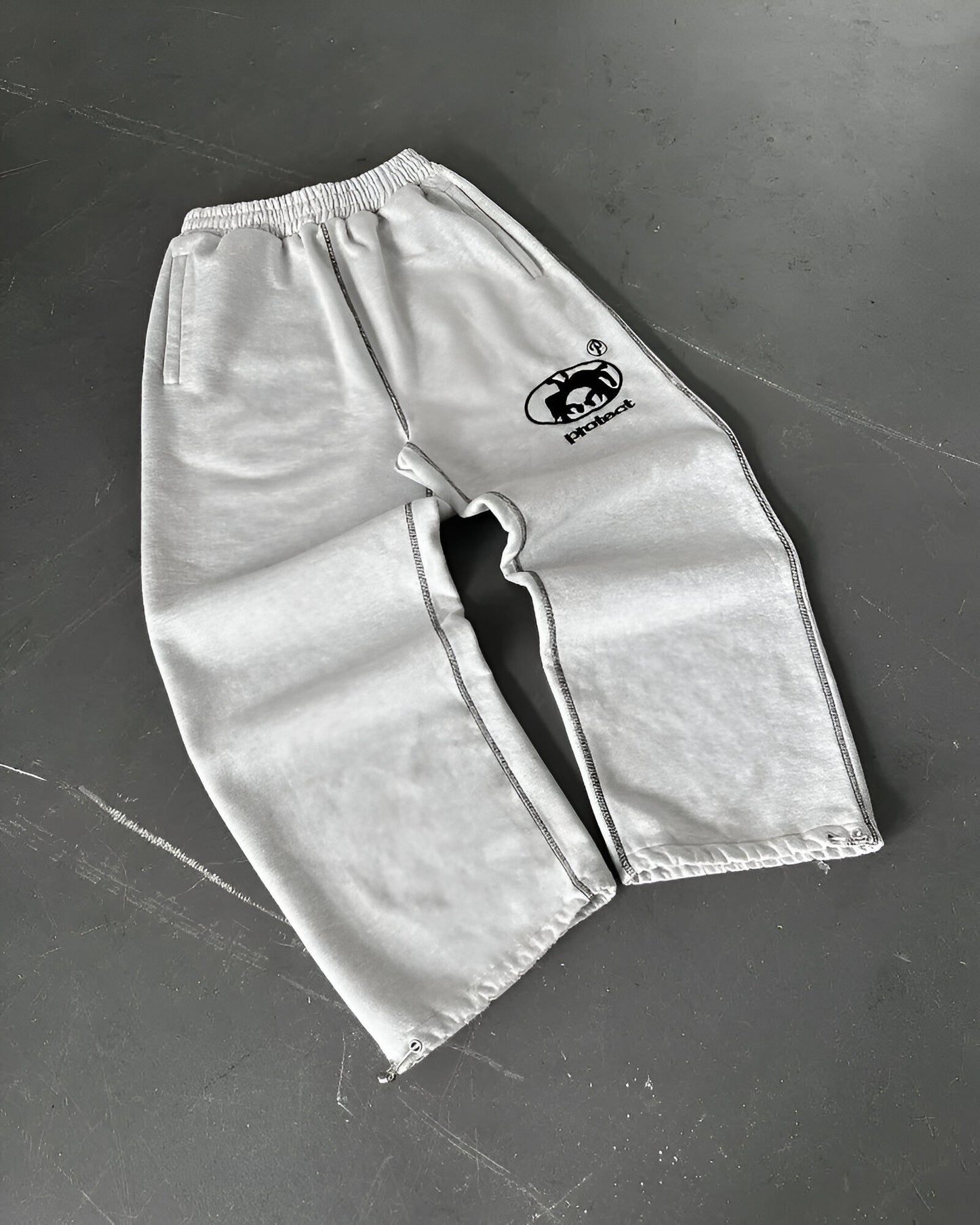 UrbanFlex Pantalones Relajados de Letras Bordadas