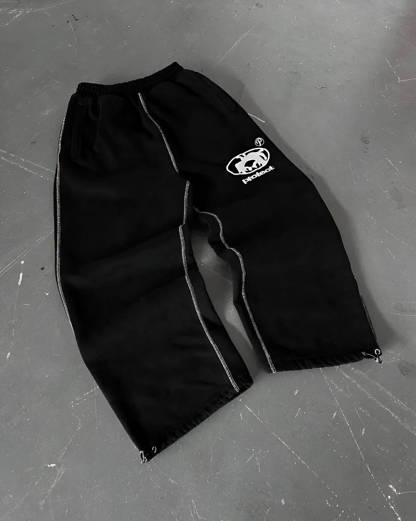 Calça relaxada com letras bordadas UrbanFlex