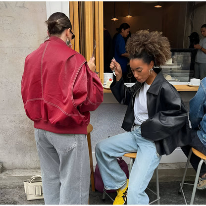 Manteau en cuir rouge avec fermeture éclair et poches