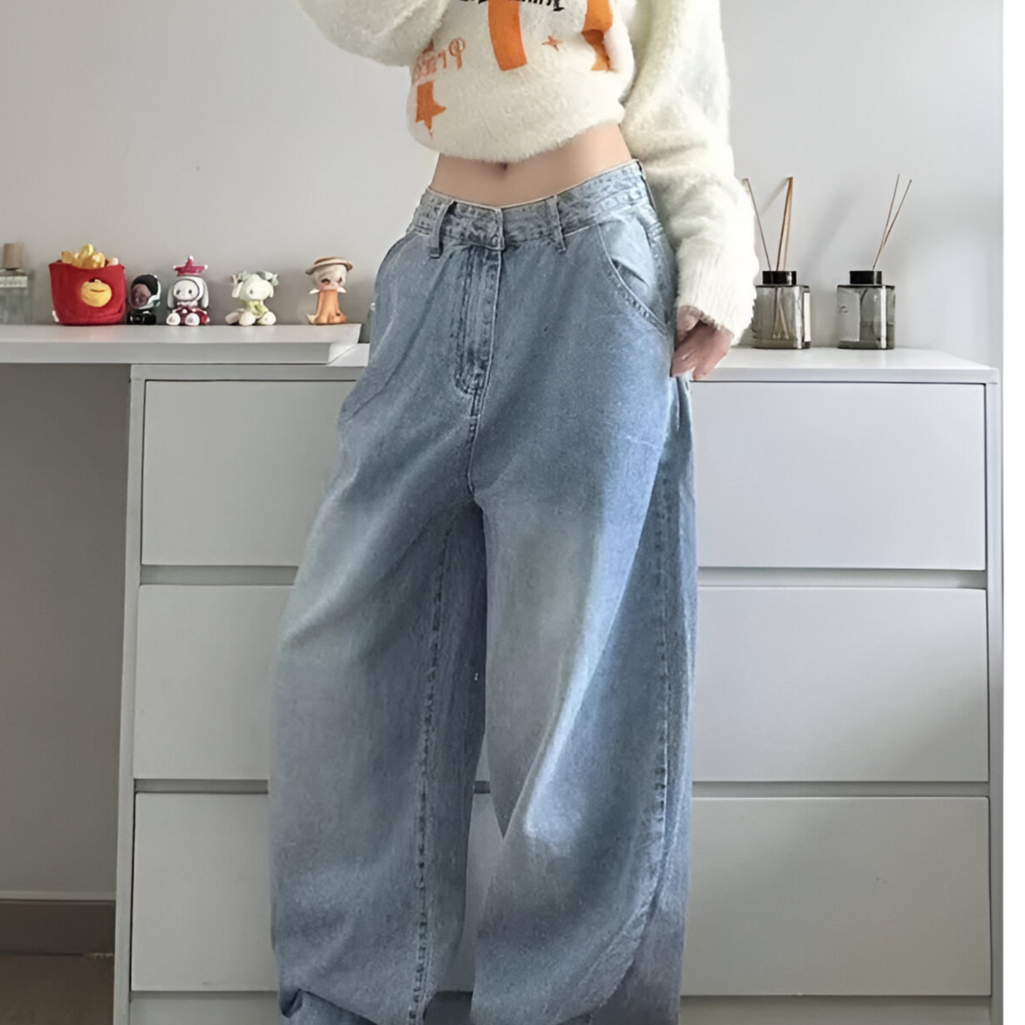 Charme éternel : pantalon en jean rétro avec broderie Hello Kitty