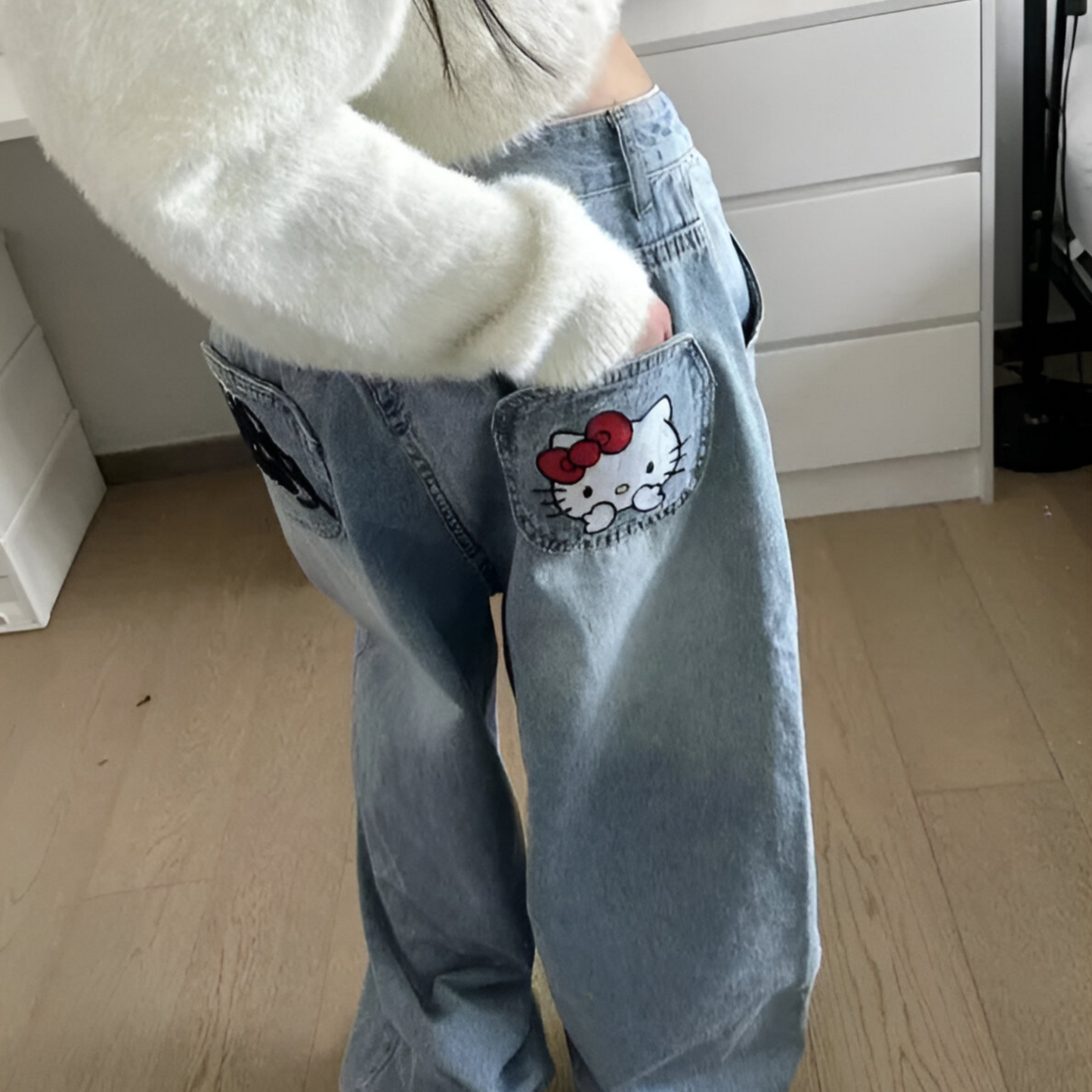 Charme éternel : pantalon en jean rétro avec broderie Hello Kitty