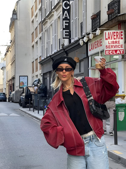 Manteau en cuir rouge avec fermeture éclair et poches