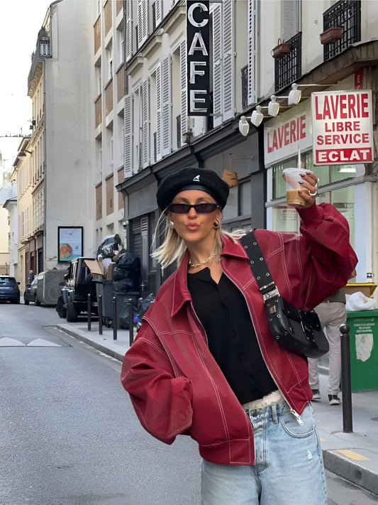 Manteau en cuir rouge avec fermeture éclair et poches